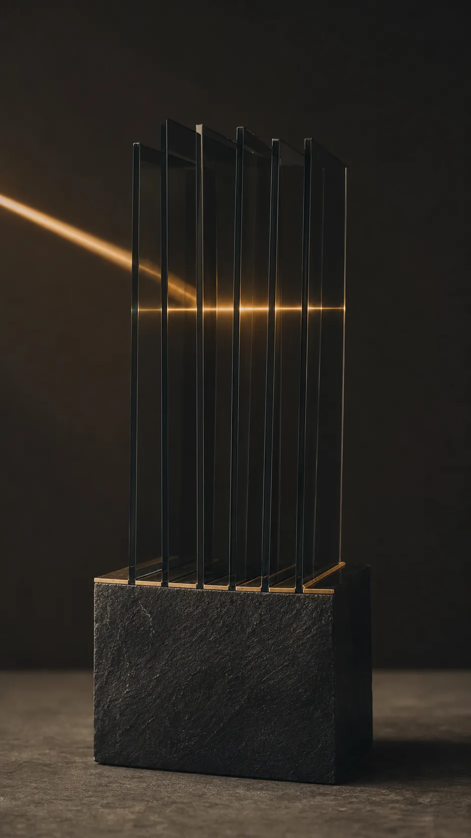 Eine Lichtlinie durchquert mehrere ausgerichtete dunkle Glasscheiben